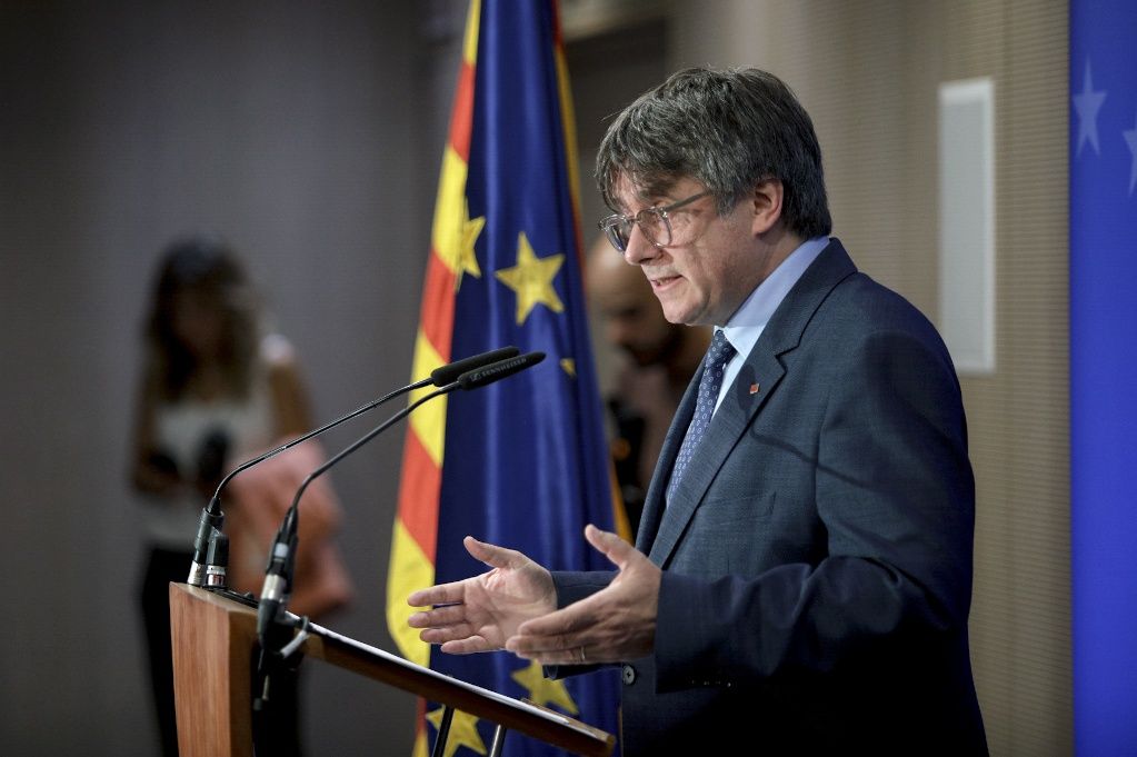 La roda de premsa on Puigdemont ha fixat les condicions de Junts per a la investidura de Sánchez, en fotos