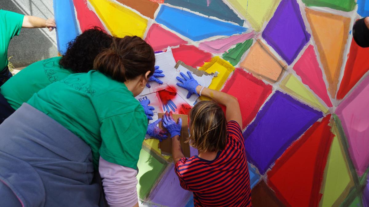 Miembros de Savia Residencia y la asociación Cotlas creando el mural.