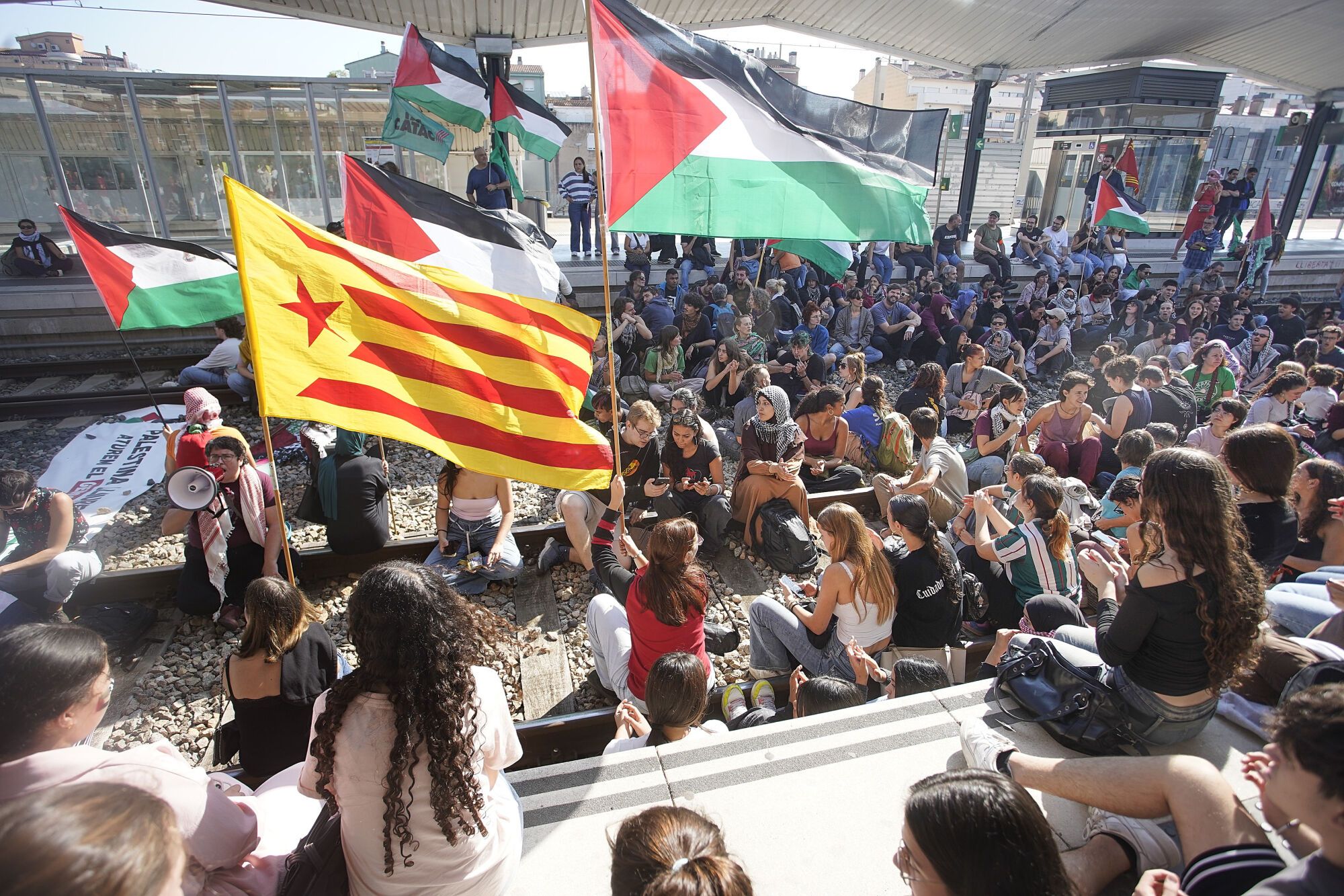 Girona estació tren convencional vies tallades manifestació propalestina intersindical