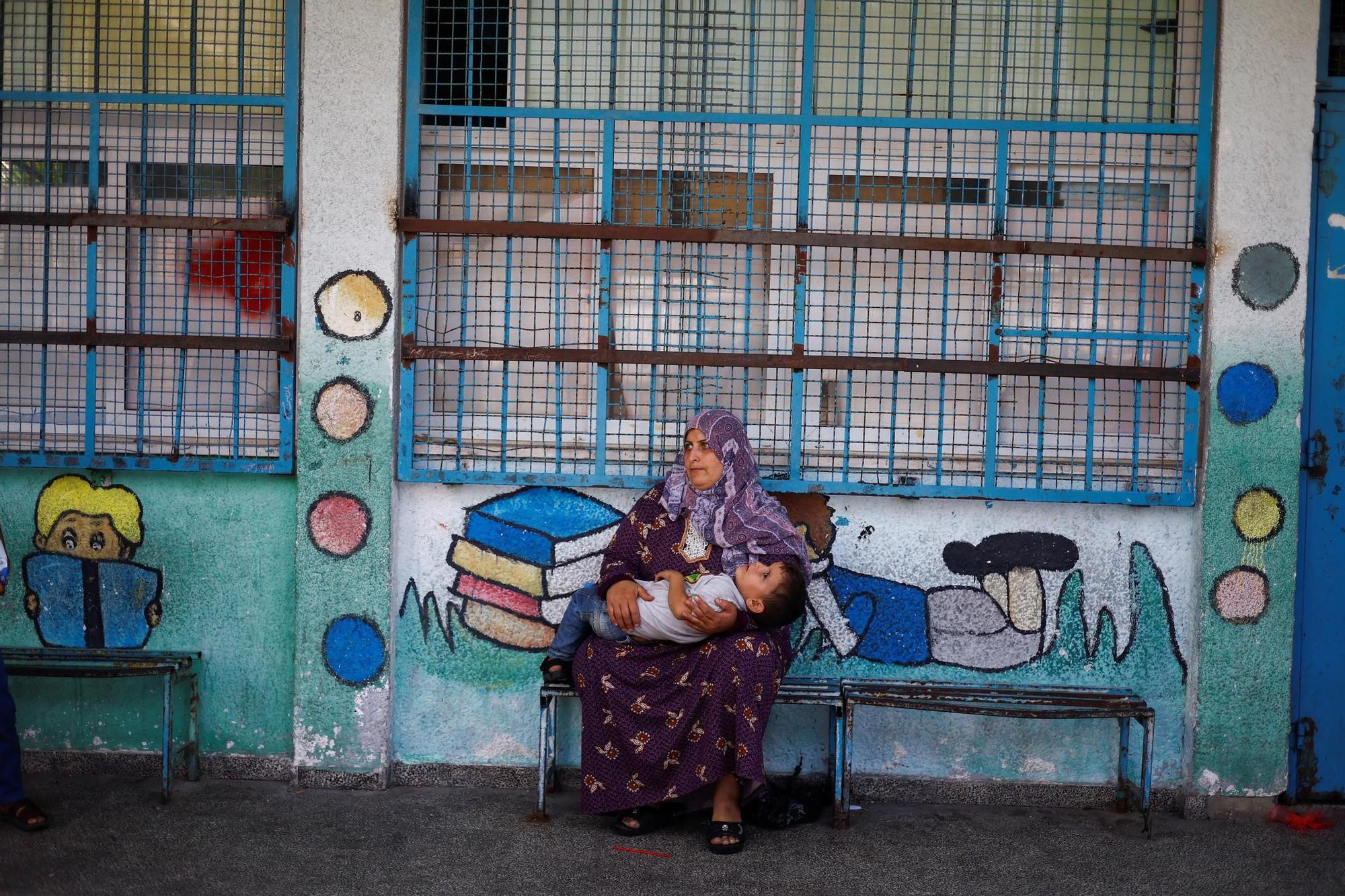 Palestinos que han tenido que abandonar sus hogares en medio de los ataques aéreos israelís se refugian en una escuela de las Naciones Unidas, en Gaza