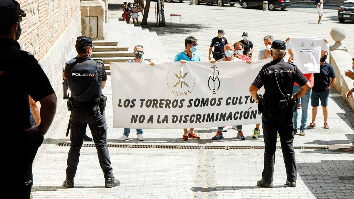 El mundo taurino protesta en un acto de la ministra de Trabajo, Yolanda Díaz, en Toledo.