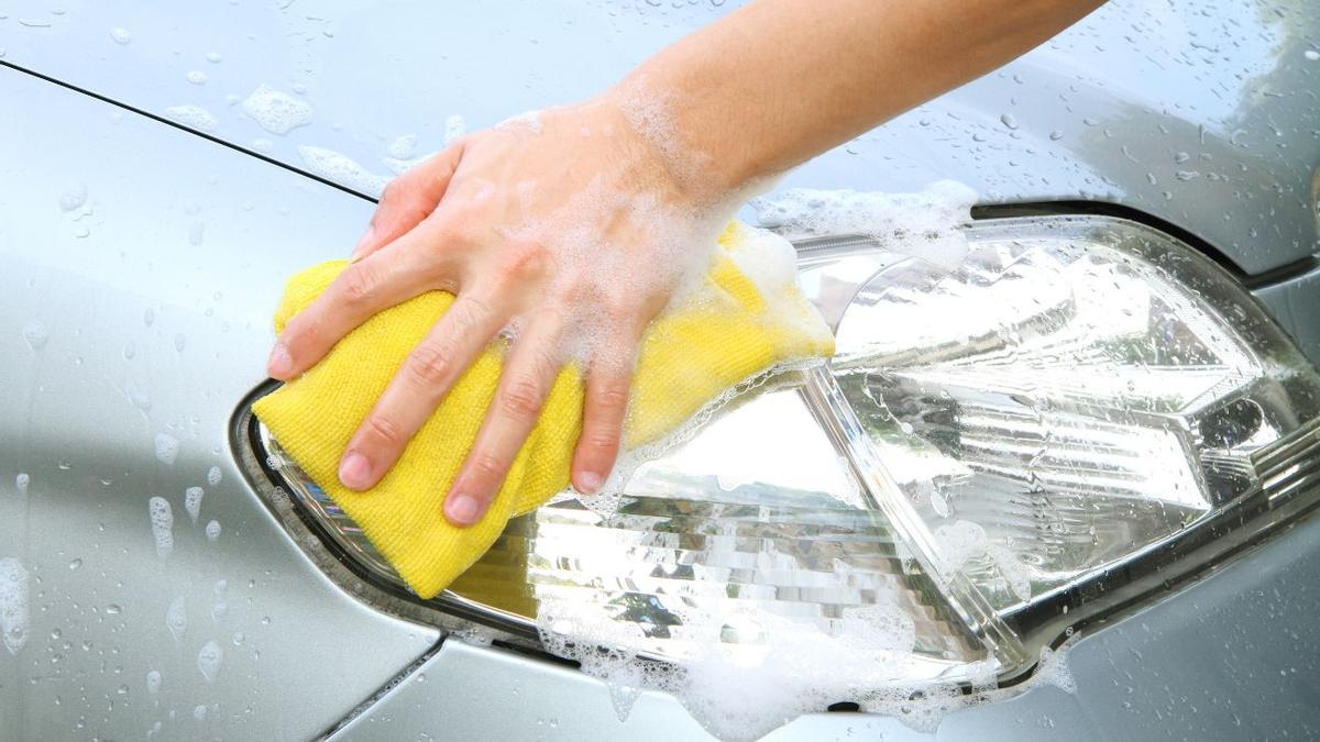 Truco: Limpia los faros del coche con pasta de dientes