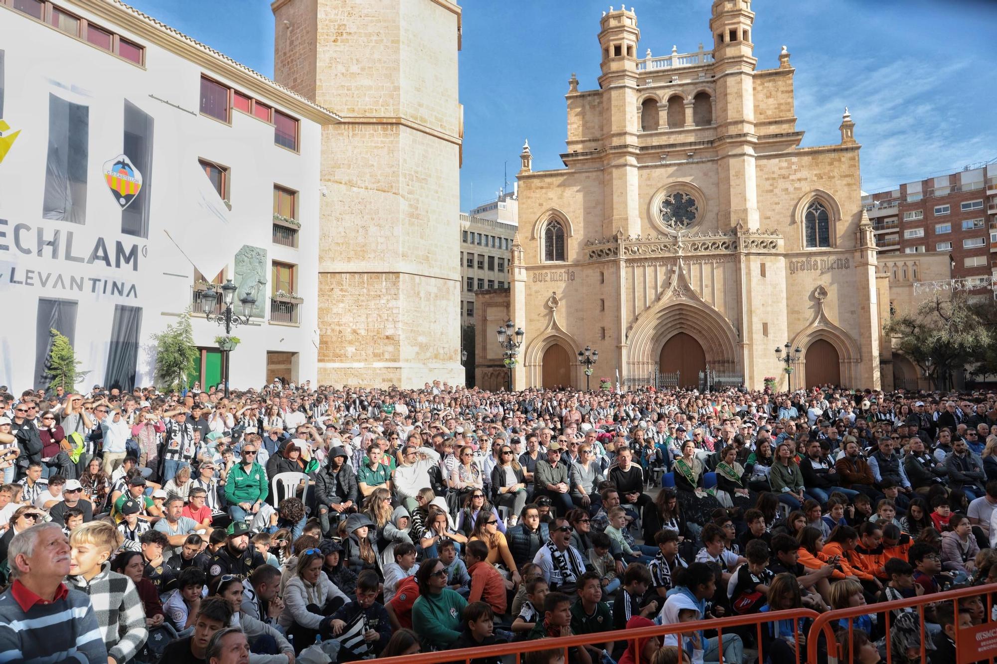 La plaza Mayor de Castelló se tiñe de albinegrismo en un día para el recuerdo