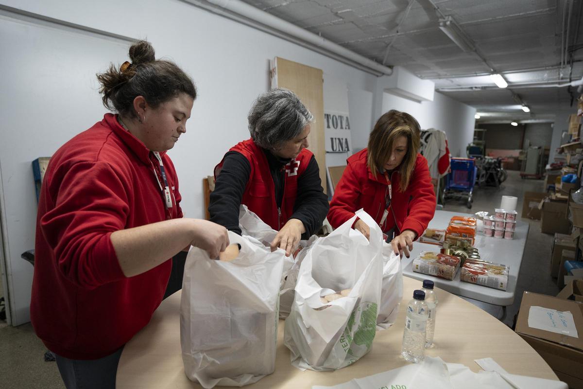 La preparació de les bosses d'aliments és prèvia a la sortida setmanal