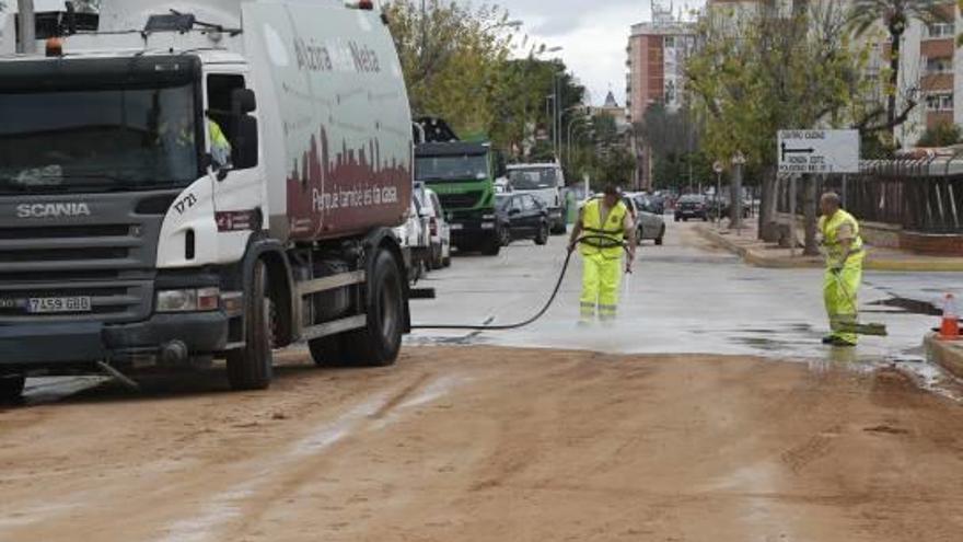 Limpieza de las calles de Alzira tras las lluvias.