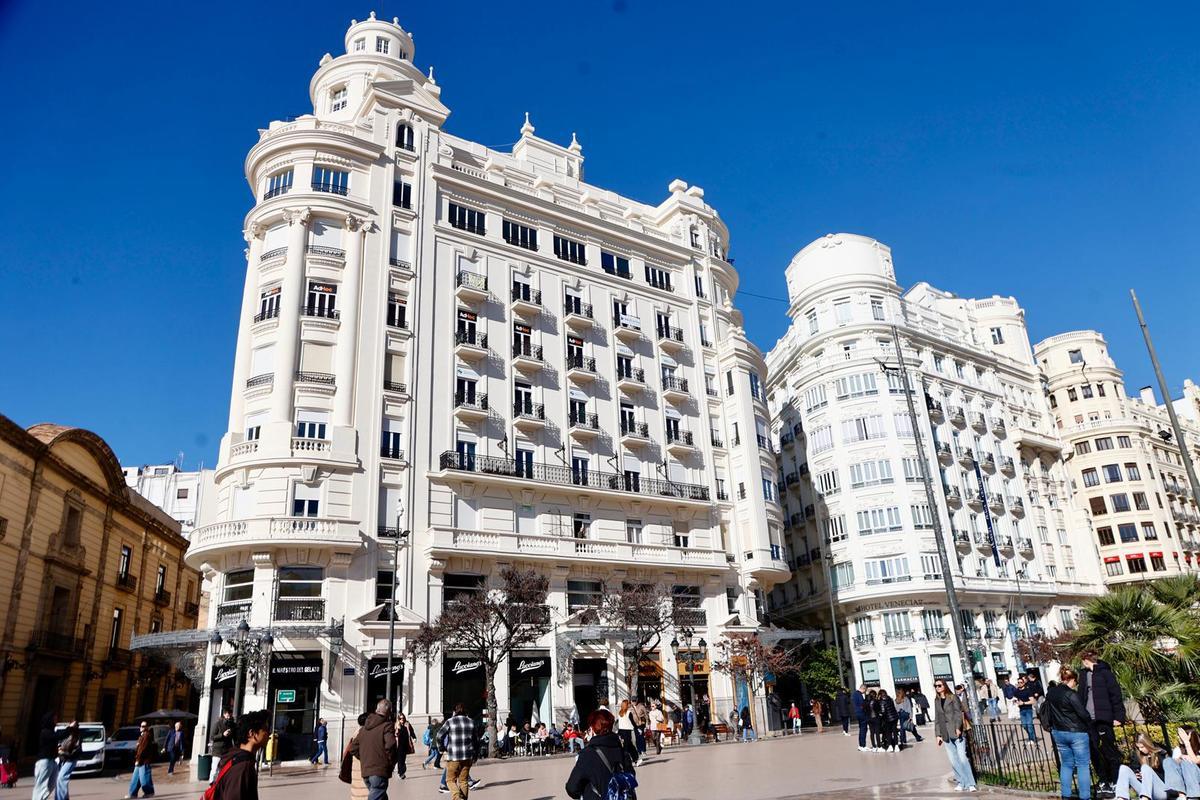 El edificio convertido en «sala de fiesta vertical», según los vecinos, en la Plaza del Ayuntamiento número 2