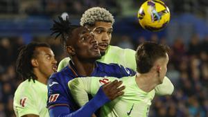  Chrisantus Uche, entre Ronald Araujo y Marc Casadó