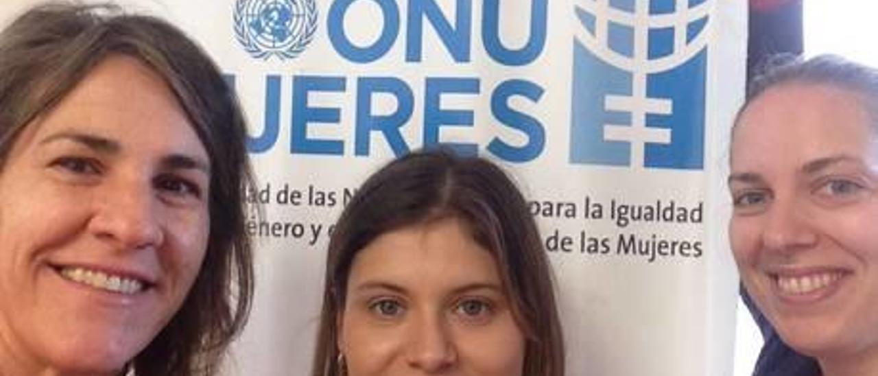 Carla Marqués, en el centro, en una sede de la ONU.