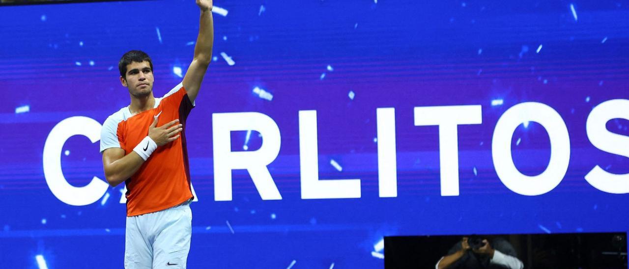 Carlos Alcaraz saluda al público estadounidense después de ganar a Casper Ruud la final del US Open y de convertirse en el número uno del mundo más joven de la historia.