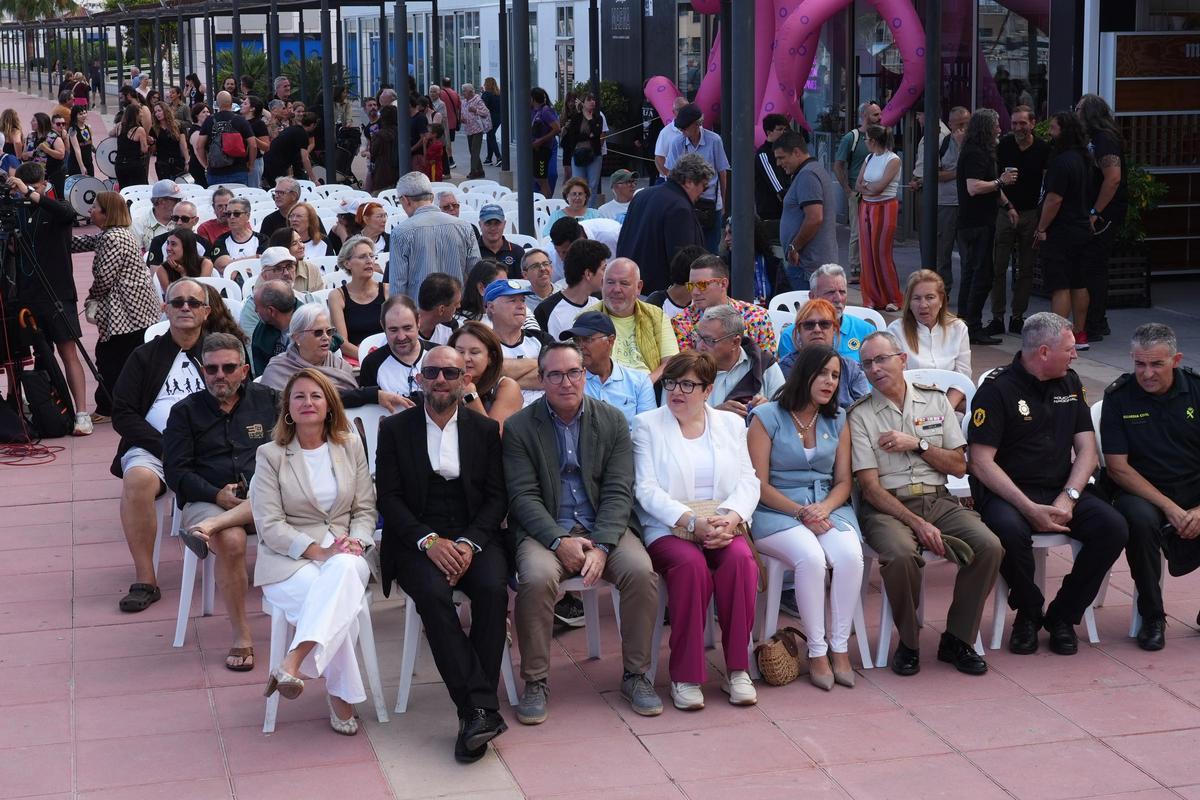 Autoridades y público asistente.
