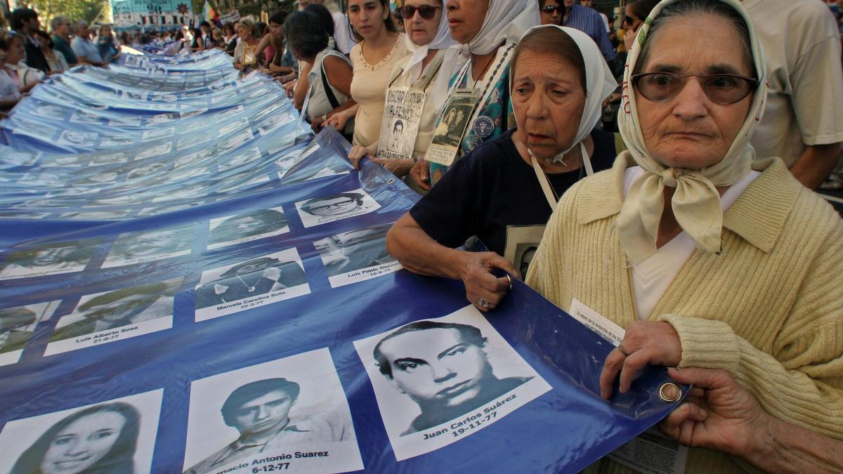 Concentración en conmemoración a los desaparecidos en Argentina.