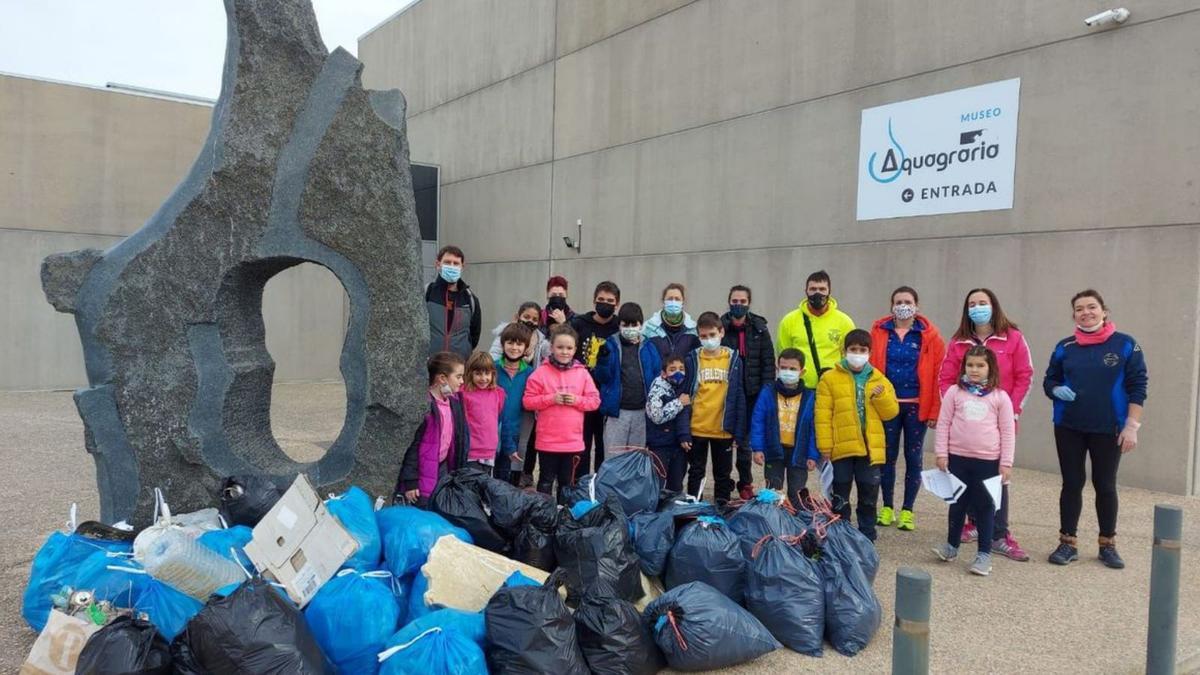 Algunas familias ayudaron a limpiar los alrededores del museo Aquagraria. |