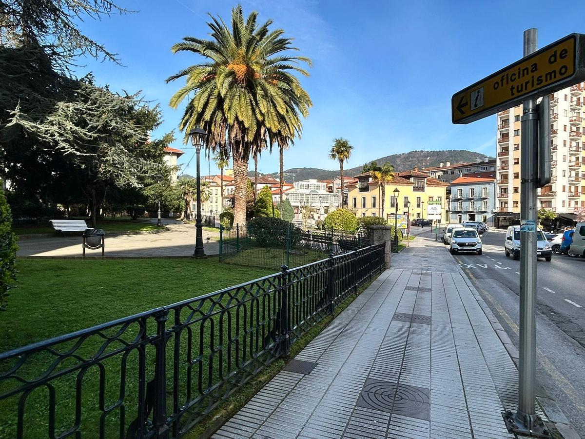 El área donde se ubicará la nueva oficina de turismo de Pravia, en la Avenida Carmen Miranda.