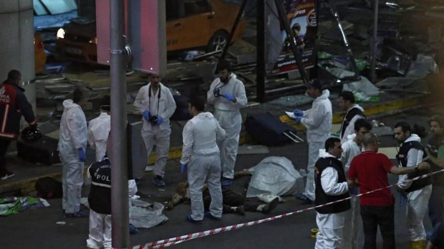 Crecen a 41 muertos y 239 heridos las víctimas del atentado en Estambul