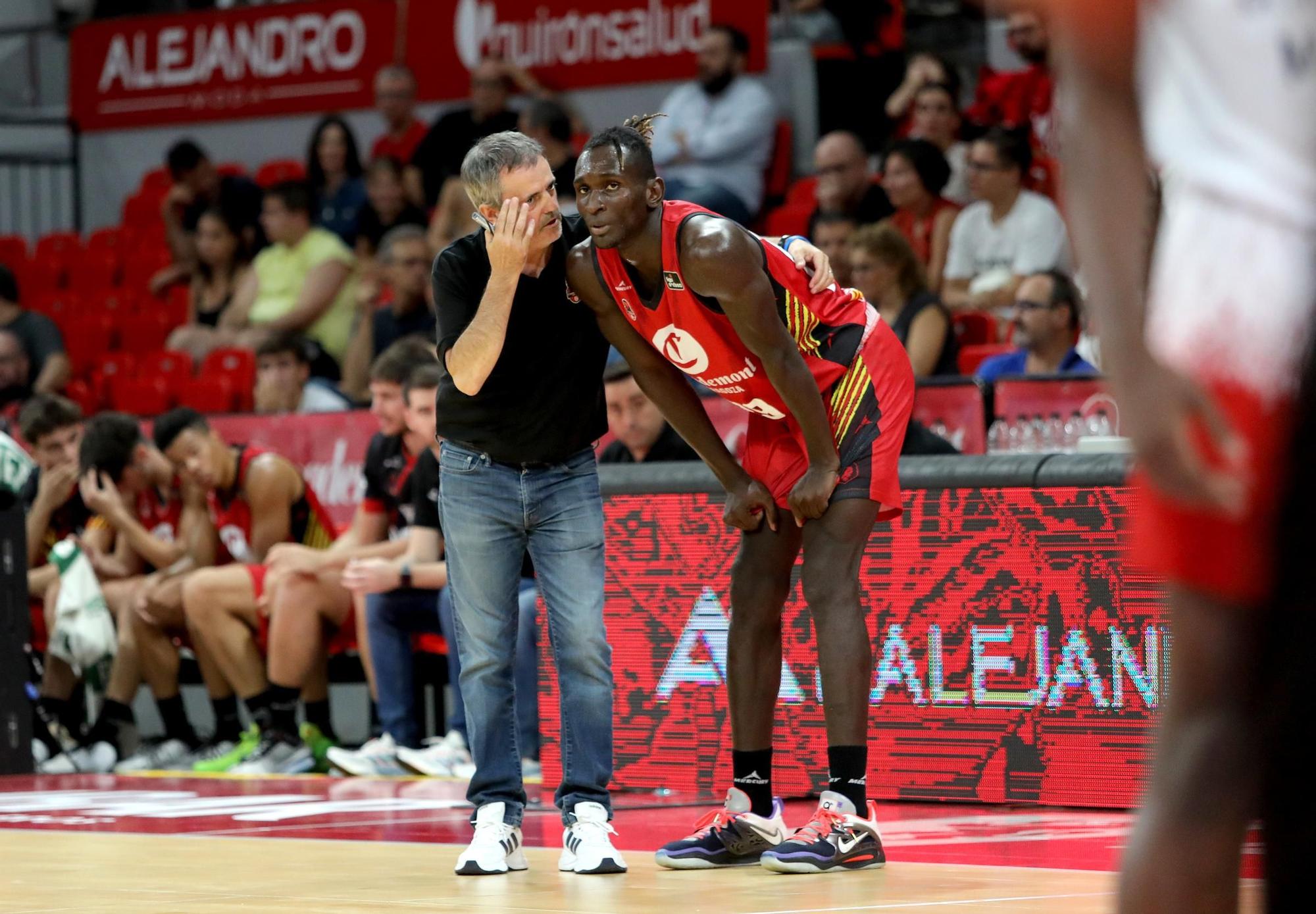 Youssouf Traoré receives instructions from Fisac ​​during the Casademont match against Manresa / ANGEL DE CASTRO
