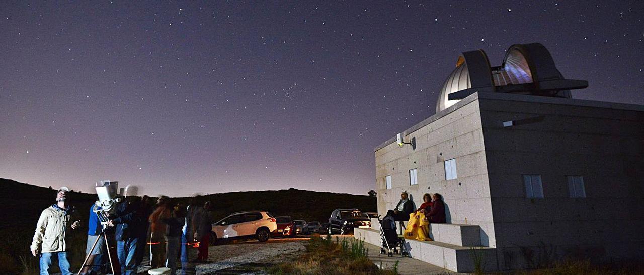 Participantes en una actividad organizada en el observatorio astronómico de Cotobade.   | // GUSTAVO SANTOS