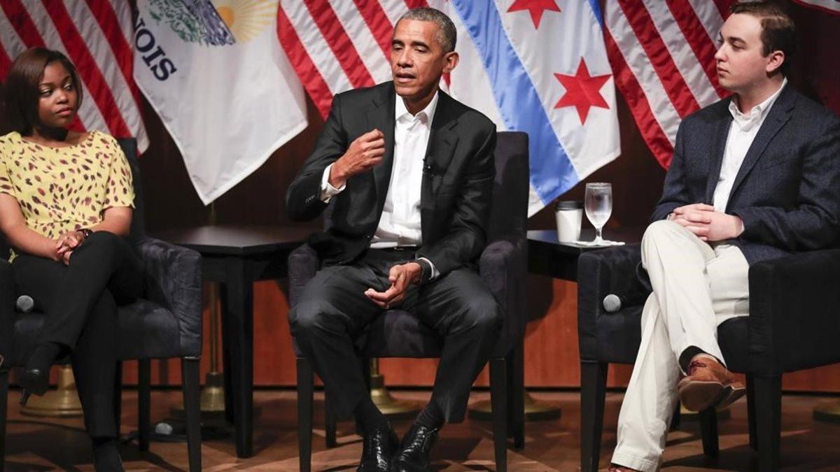 Obama (centro) participa en una charla sobre la organización comunitaria y el compromiso cívico en la Universidad de Chicago (Illinois), el 24 de abril.