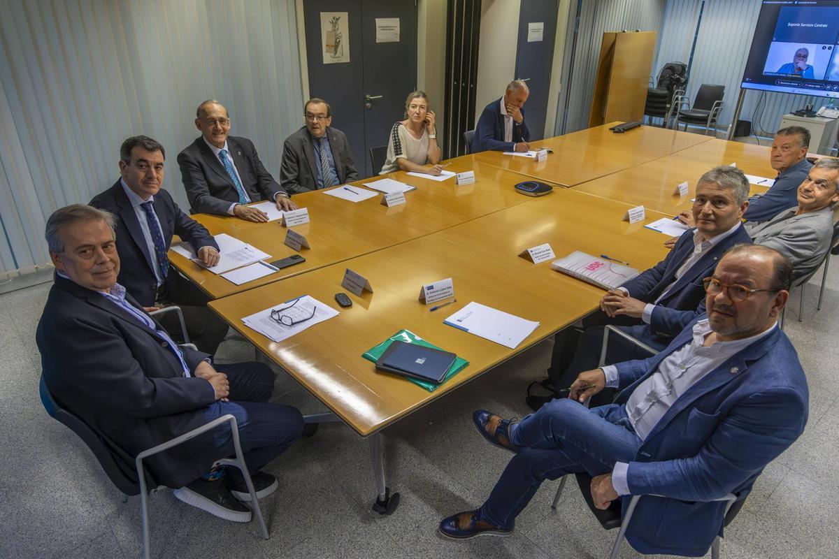 Reunión en la Xunta del Consello de Docencia Clínica para evaluar la posible implantación de Medicina anunciada en la UDC