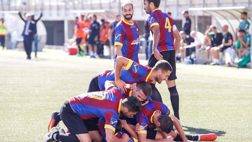 El Eldense celebra uno de los goles.