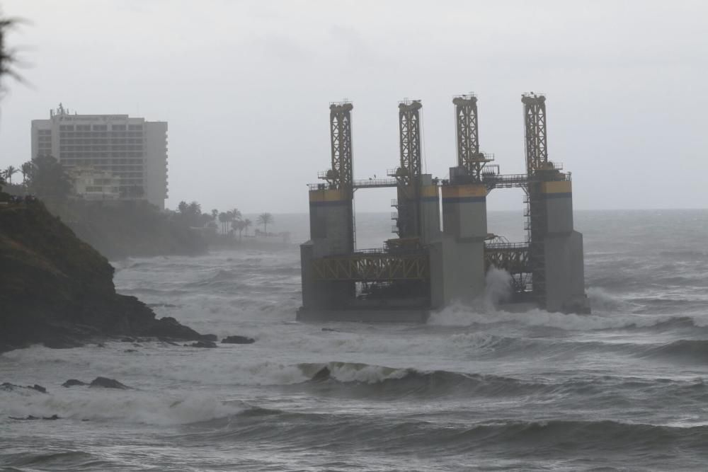 Una plataforma, a la deriva en la costa de Benalmádena