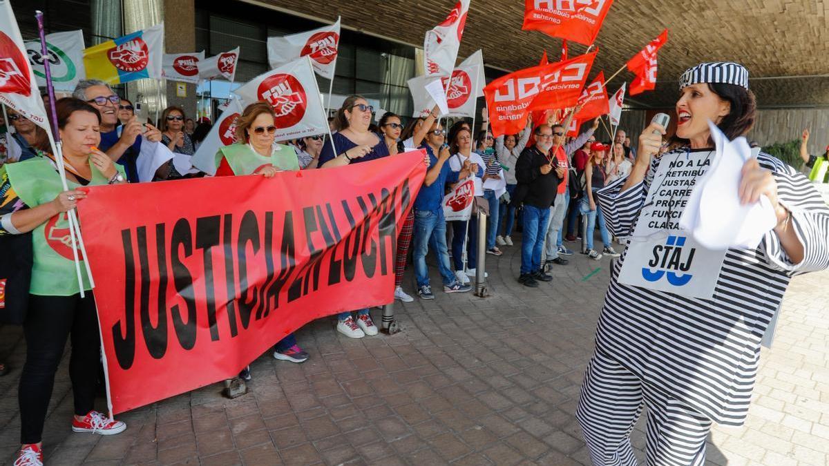 Los funcionarios de administración de Justicia en huelga se han concentrado este miércoles antes los juzgados de las dos capitales canarias y de Puerto del Rosario (Fuerteventura) y Arrecife (Lanzarote).