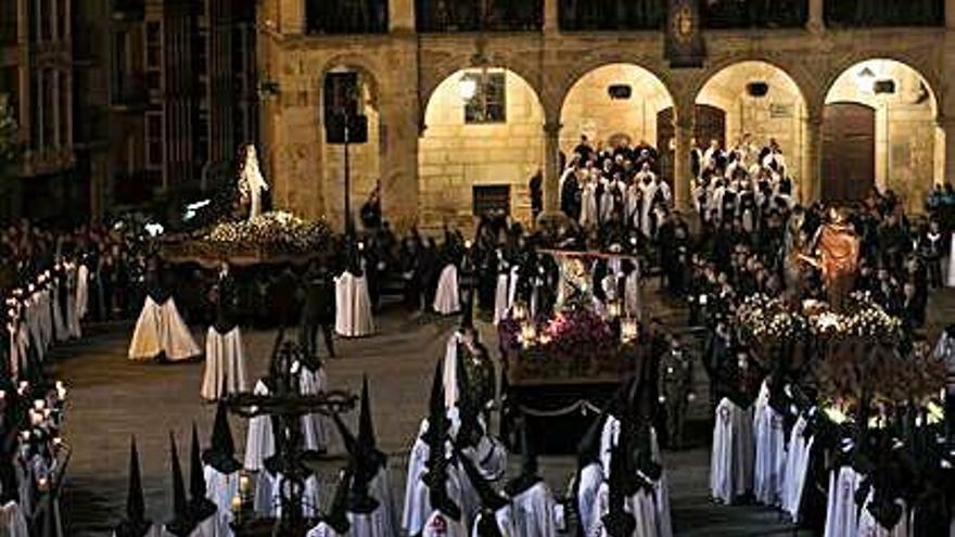 La procesión de la Tercera Caída, en la Plaza Mayor.