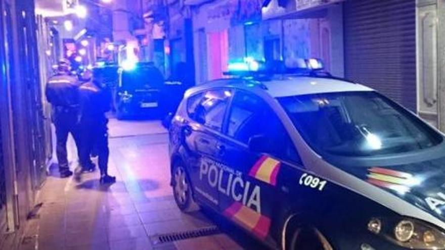 Coches patrulla de la policía, ayer en San Fernando.