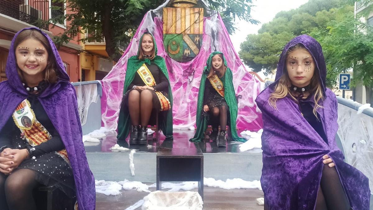 Las reinas y damas de Benicàssim, caracterizadas en el desfile de este viernes