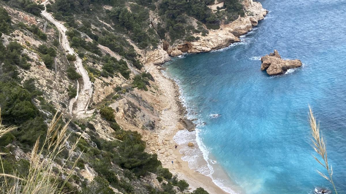 La cala de Ambolo, a vista de  pájaro desde la imponente altura  del mirador que la corona.