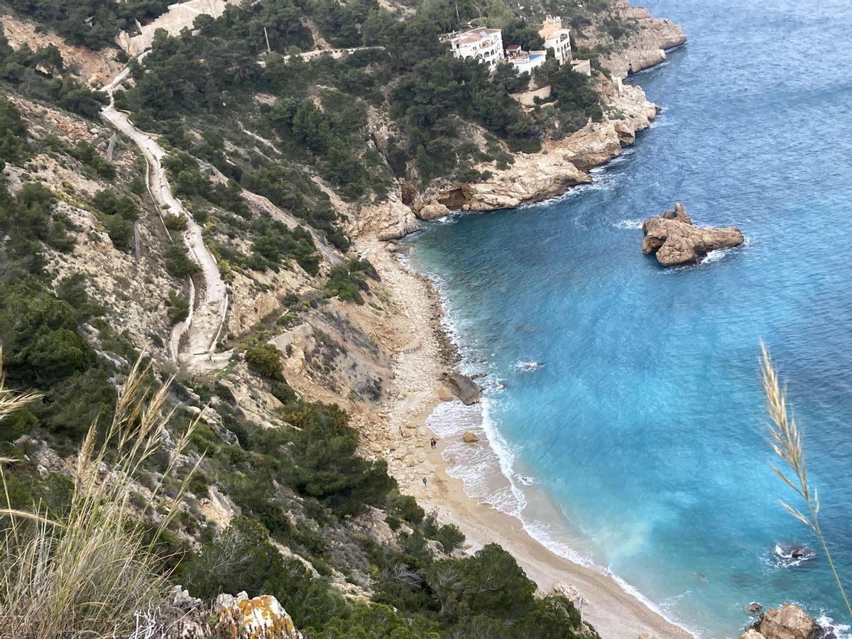 La tranquilidad todavía reina a estas altunas del año en la cala de la Granadella