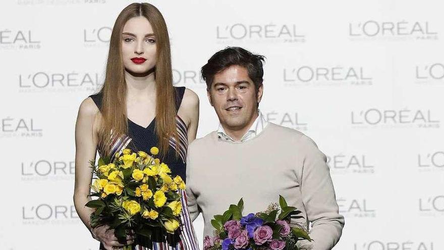 Jorge Vázquez y la modelo Paula Willems, tras recoger el premio L&#039;Oréal. // Efe