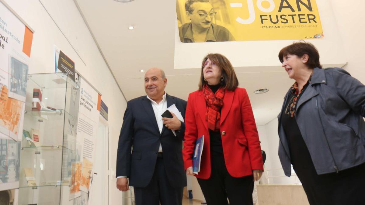 La rectora, Amparo Navarro;  la presidenta de la AVL, Verònica Cantó, y el decano de Filosofía, Josep Maria Ferri Coll.