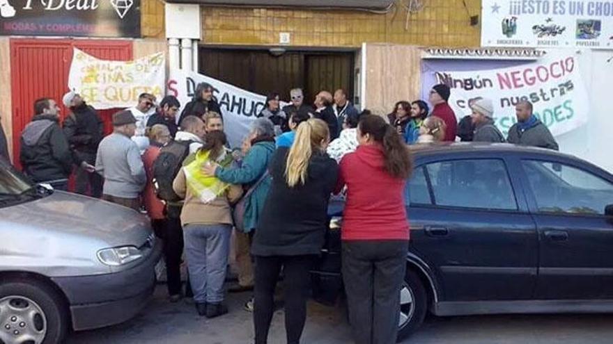 Vecinos y amigos, frenando el desalojo, este martes por la mañana.