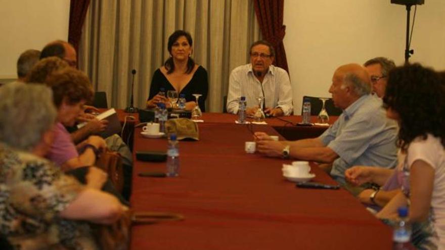 Carmen Alemany, a la izquierda, en el acto de ayer en La Calahorra.