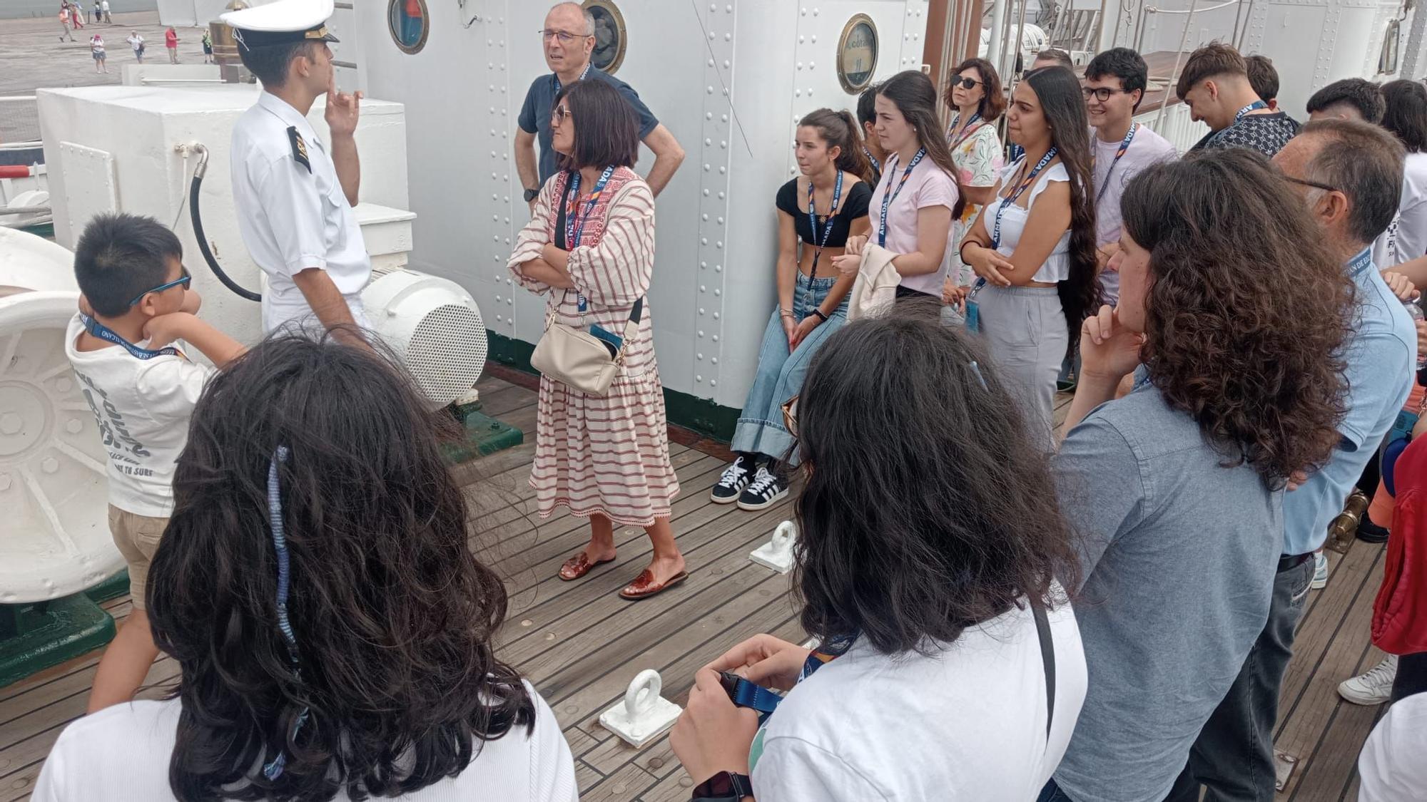 Los estudiantes del instituto de Vegadeo son recibidos en el “Elcano”