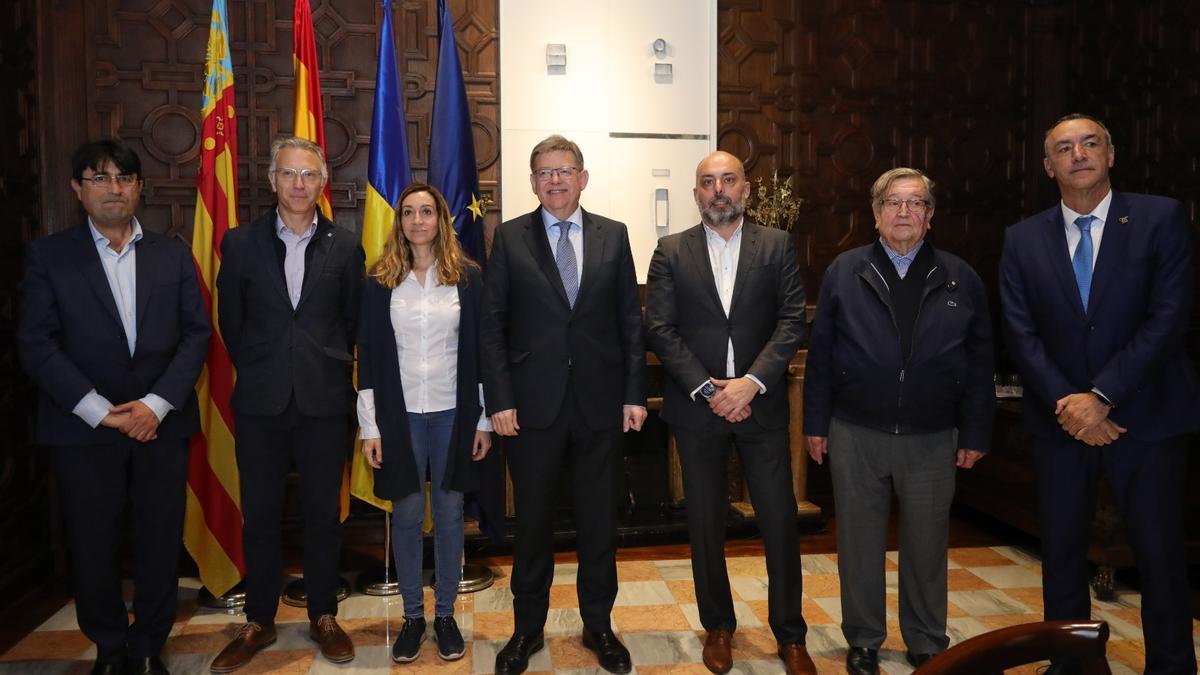Ximo Puig y la consellera con los representantes de las comunidades de regantes esta mañana en el Palau de la Generalitat.