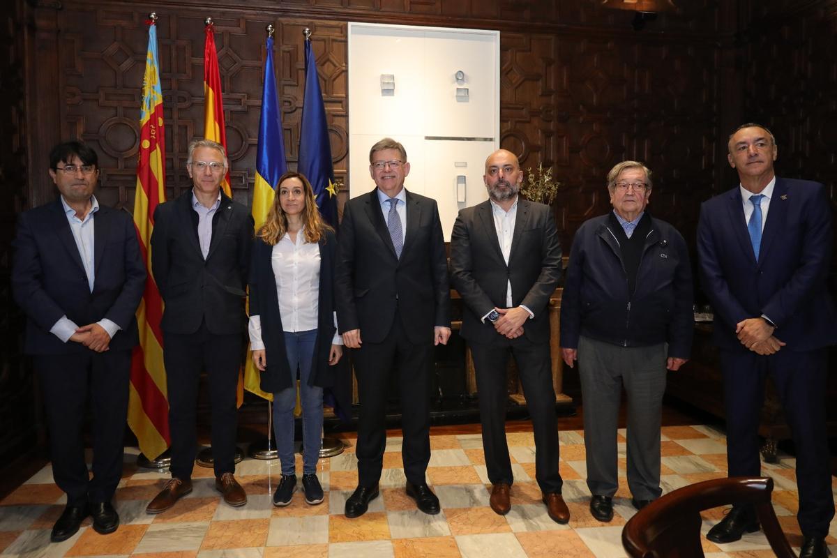 Ximo Puig y la consellera con los representantes de las comunidades de regantes esta mañana en el Palau de la Generalitat.