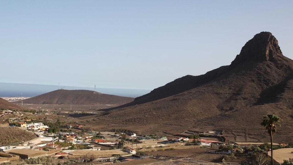 Una vista general reciente de parte del barrio Los Corralillos, con el roque Aguayro a la derecha, y al fondo Cruce de Arinaga y el mar. | | DOMINGO MARTÍN