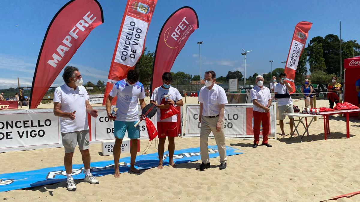 El alcalde de Vigo estuvo presente en la entrega de premios del campeonato.