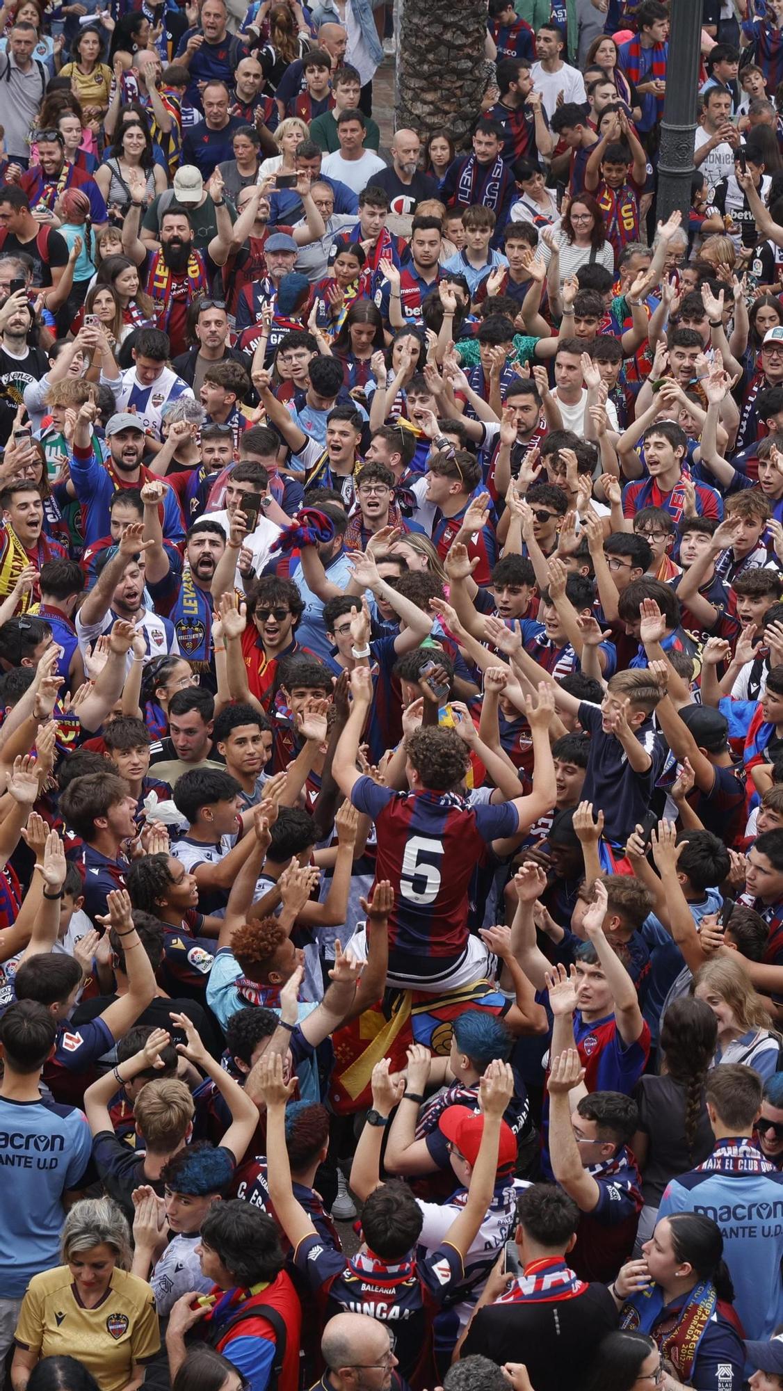 Todas las fotos de la rúa del Levante UD por su ascenso a Primera División
