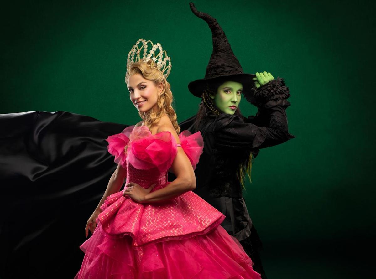 Cristina Llorente, como Glinda, y Cristina Picos, como Elphaba, en 'Wicked'.
