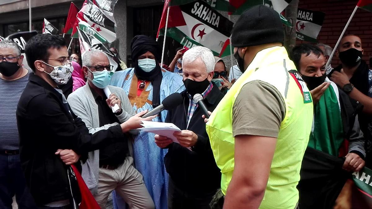 Carmelo Ramírez lee un comunicado durante la manifestación de grupos de saharauis frente al consulado de Marruecos en Gran Canaria