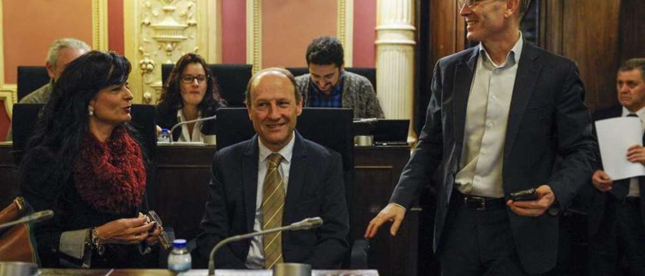 El edil de Deportes, Mario Guede (centro), con el portavoz del PSOE, Vázquez Barquero. // Brais Lorenzo