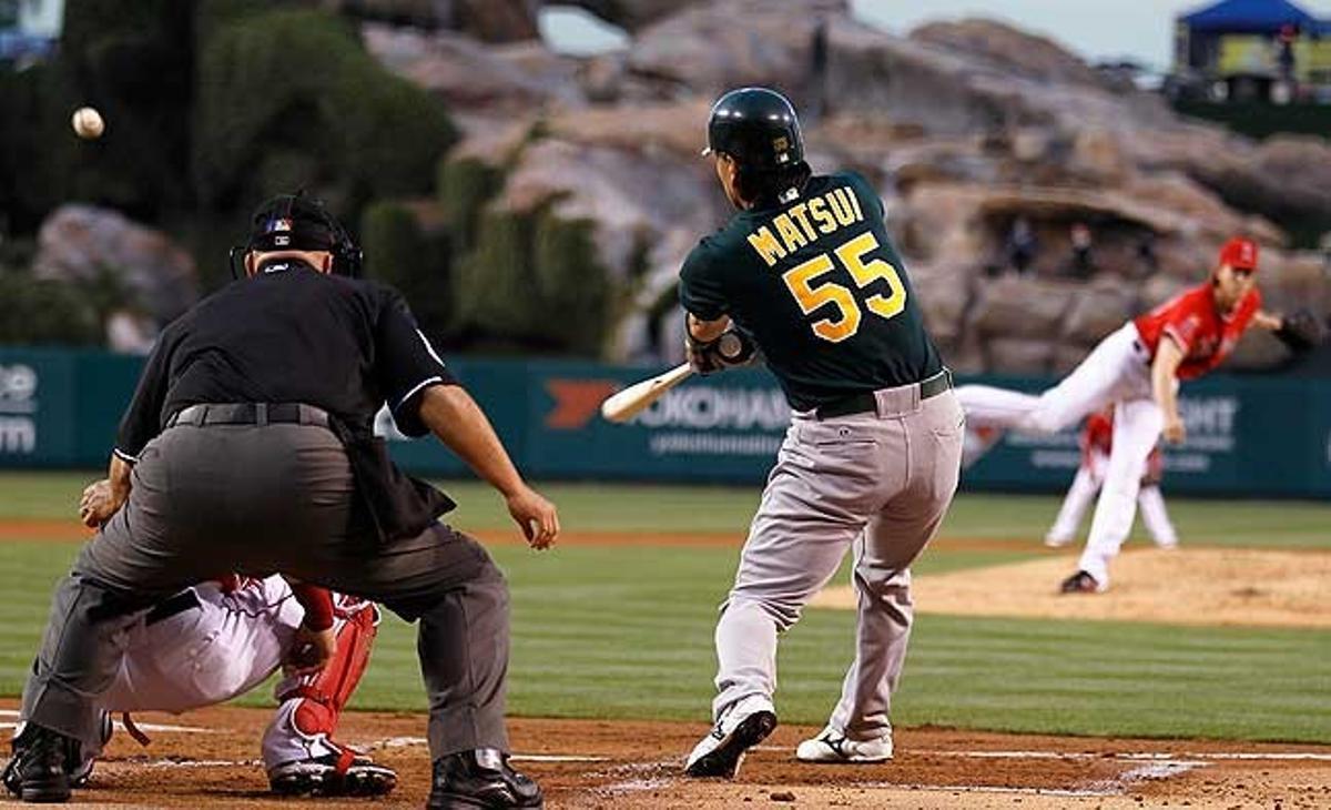 Hideki Matsui dels Oakland Athletics bateja la pilota llançada per Jered Weaver de Los Angeles Angels en la segona entrada del seu partit de beisbol per la MLB, a Anaheim (EUA).