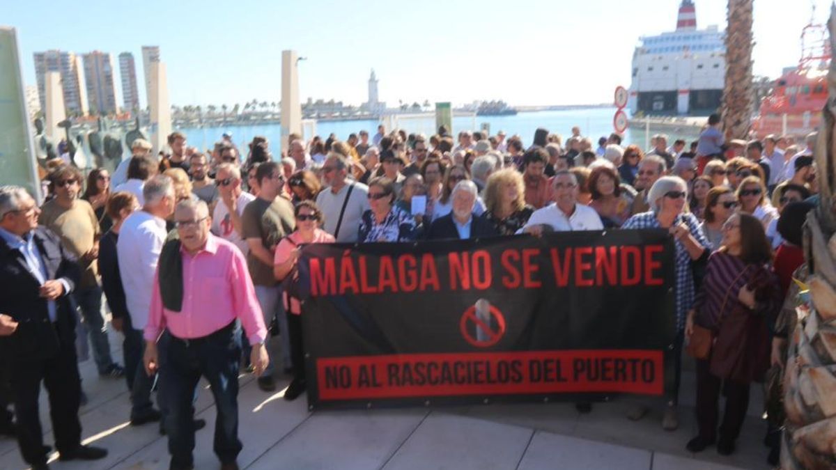 Concentración en contra de la torre del puerto