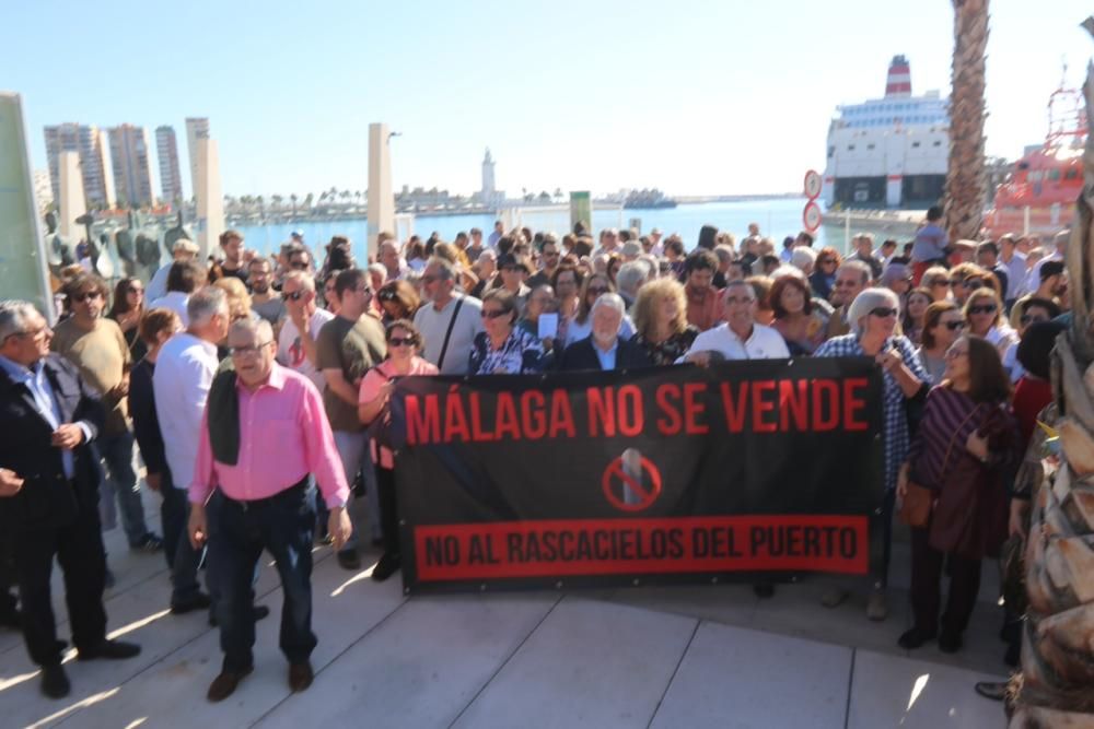 Concentración en contra de la torre del puerto