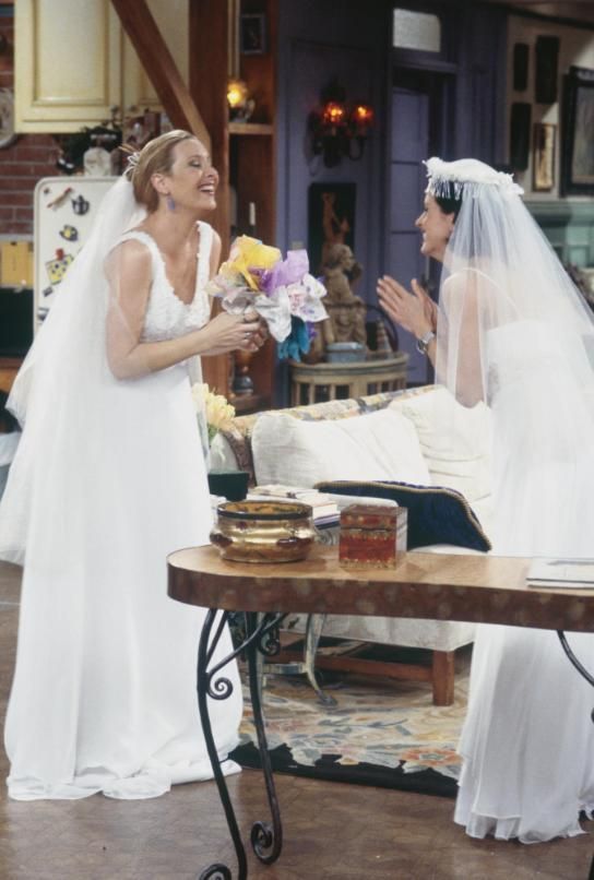 Monica Geller y Phoebe vestidas de novias