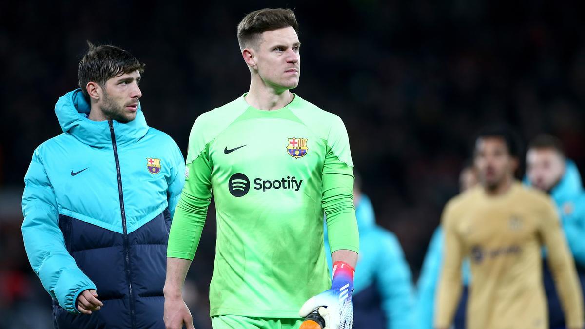 Sergi Roberto y Ter Stegen, tras la eliminación europea del Barça en Old Trafford.