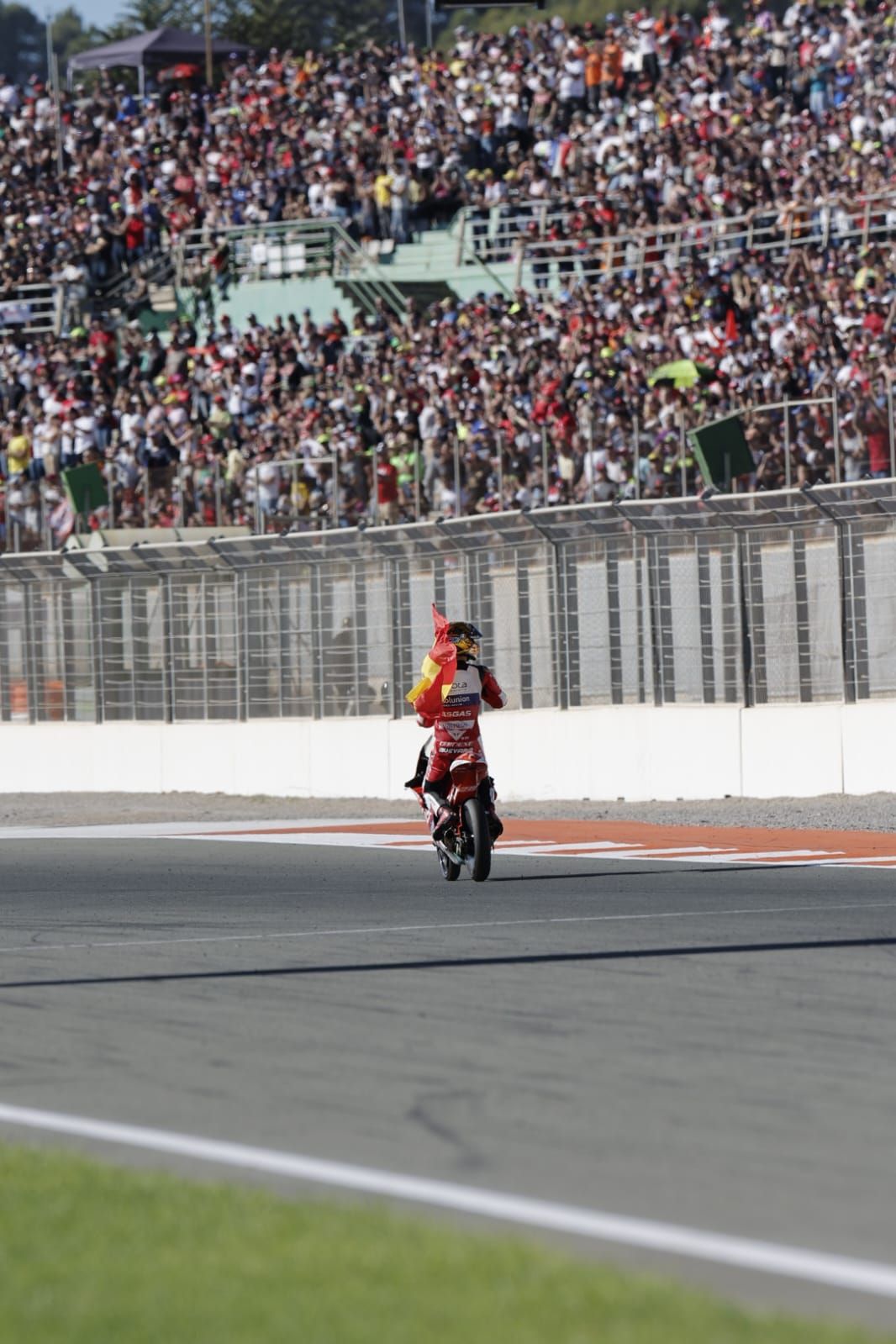 Ambiente en Cheste con las carreras de Moto2 y Moto3