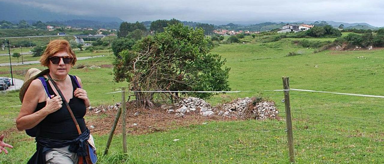 Una mujer camina por el entorno de La Talá, en Llanes. | R. D.